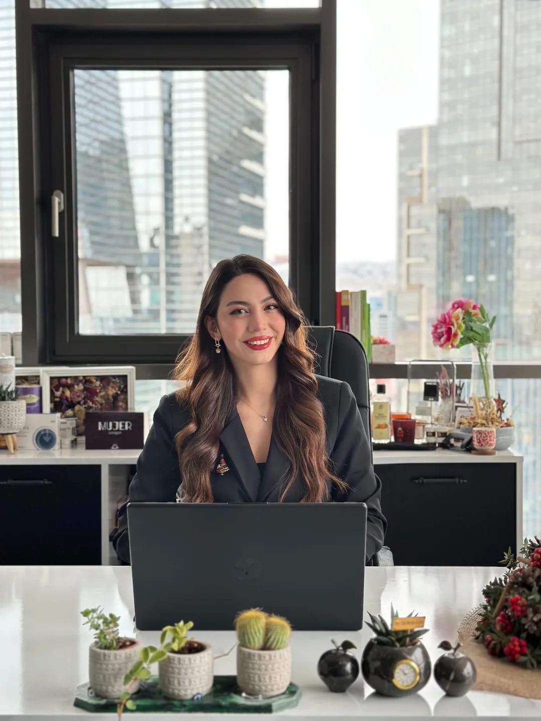 Diyetisyen Elif Beyza Kaya Sarper ofisinde, masasının başında